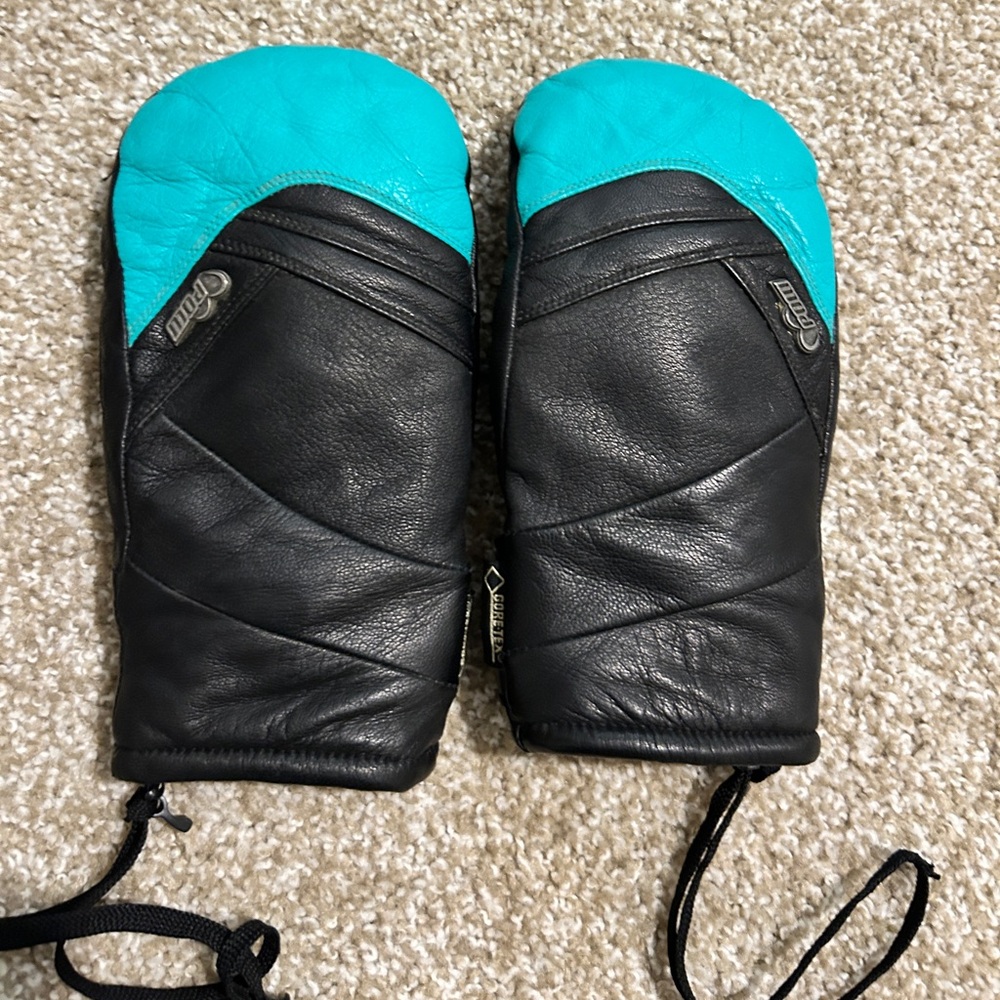 Pow women’s leather mittens